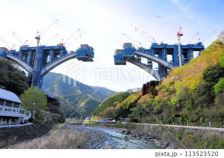 新東名高速道路の河内川橋建設中　2024年4月撮影 113523520