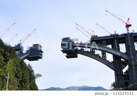 新東名高速道路の河内川橋建設中　2024年4月撮影 113523532