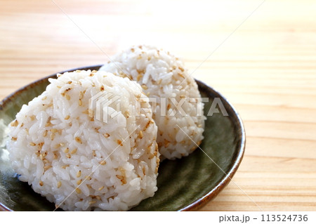 白ごまおにぎり 113524736