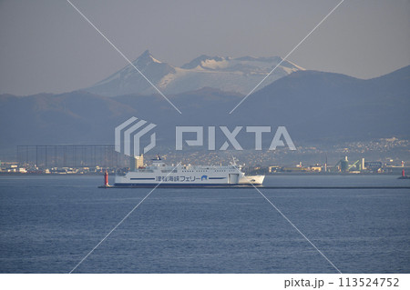 春の北海道函館市函館港に入港する津軽海峡フェリーと残雪の駒ヶ岳の風景を撮影 春の北海道函館市函館港に入港する津軽海峡フェリーと残雪の駒ヶ岳の風景を撮影 113524752