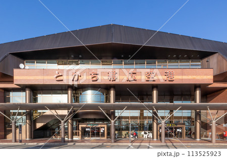 北海道帯広市　快晴のとかち帯広空港ターミナルビル外観 113525923