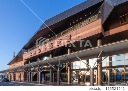 北海道帯広市　快晴のとかち帯広空港ターミナルビル外観 113525941