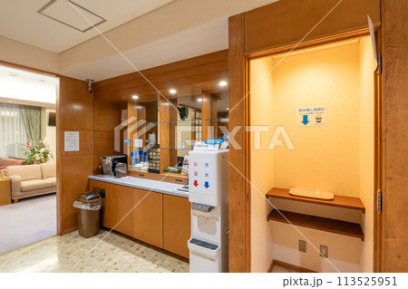 北海道帯広市　快晴のとかち帯広空港　保安検査後のプレミアムラウンジ(有料待合室) 113525951