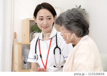 女性看護師 訪問看護 在宅医療 女性看護師 訪問看護 在宅医療 113526659