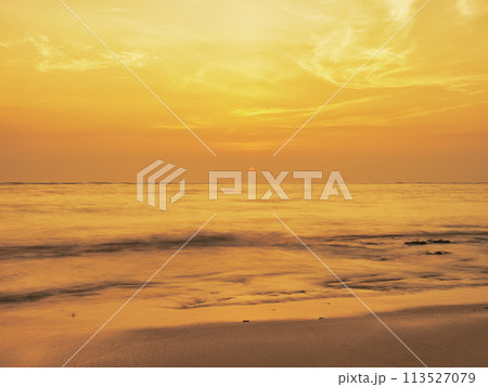沖縄の美しい海岸の夕焼け 113527079