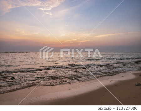 沖縄の美しい海岸の夕景 113527080