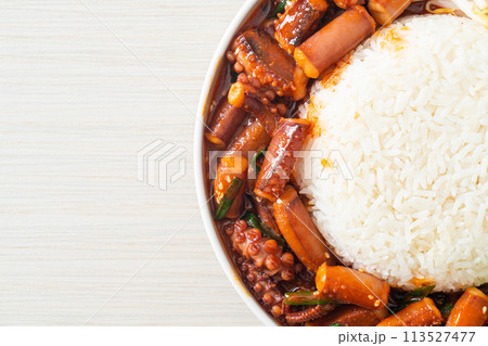 Stir-fried squid or octopus with Korean spicy sauce rice bowl 113527477