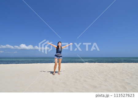 ビーチで遊ぶ女の子(フィリピン、パンダノン島) ビーチで遊ぶ女の子(フィリピン、パンダノン島) 113527623