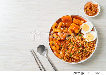 Korean instant noodles with Korean rice cake and fish cake and boiled egg 113528266