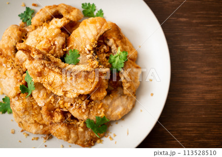 fried fish with garlic 113528510