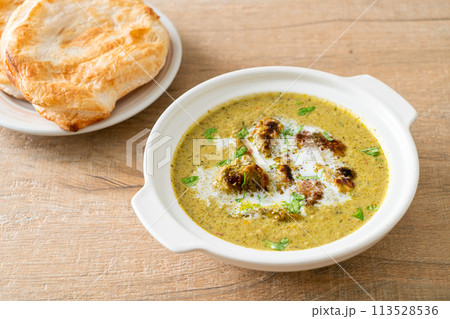Afghani chicken in green masala curry or Hariyali tikka chicken hara masala with roti or naan bread 113528536