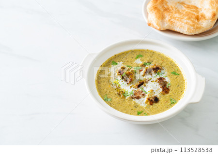 Afghani chicken in green masala curry or Hariyali tikka chicken hara masala with roti or naan bread Afghani chicken in green masala curry or Hariyali tikka chicken hara masala with roti or naan bread 113528538