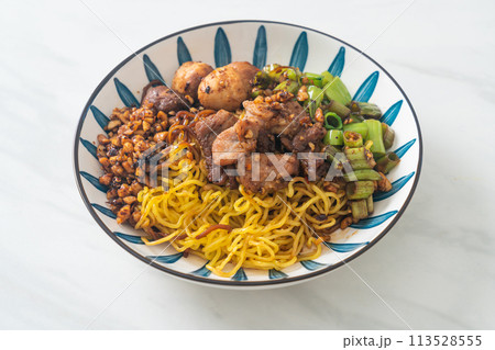 dried egg noodle with pork and meatball 113528555