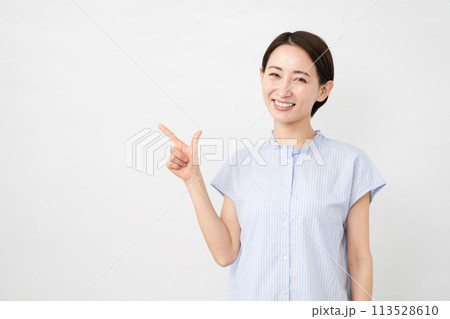 半袖ブラウスの若い女性 113528610