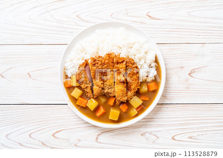 Crispy fried pork cutlet with curry and rice 113528879