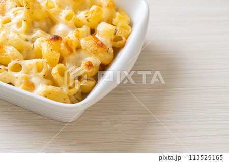 American mac and cheese, macaroni pasta in cheesy sauce 113529165