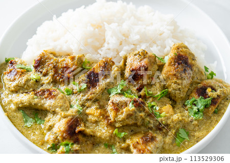 Afghani chicken in green curry or Hariyali tikka chicken hara masala with rice 113529306