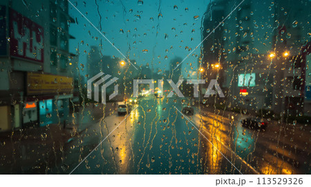 雨の降る夜の街をガラス越しに見た風景 雨の降る夜の街をガラス越しに見た風景 113529326