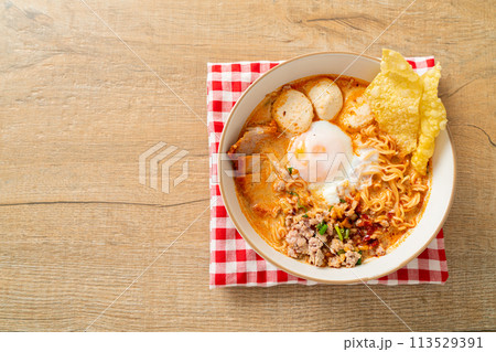 instant noodles with pork and meatballs in spicy soup 113529391
