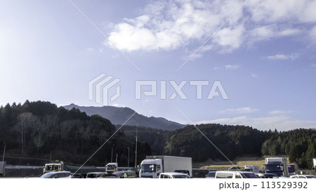 山間部のパーキングエリア 113529392