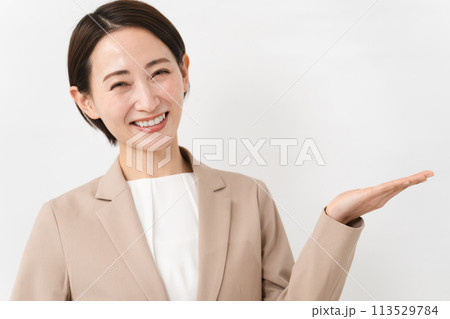 ビジネススーツを着た若い女性　ビジネスイメージ	 113529784