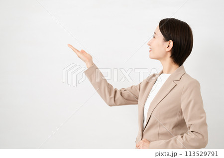 ビジネススーツを着た若い女性　ビジネスイメージ	 113529791