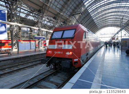 フランクフルト中央駅のドイツ鉄道列車 フランクフルト中央駅のドイツ鉄道列車 113529843