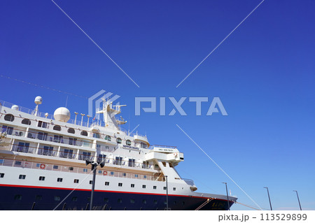 横浜新港ふ頭に停泊する「にっぽん丸」と快晴の青空 113529899