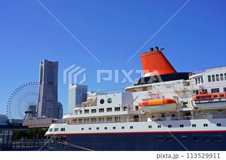 横浜新港ふ頭に停泊する「にっぽん丸」とみなとみらいの風景 113529911