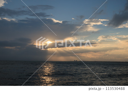 夕暮れの湘南・片瀬西浜海岸の海風景 夕暮れの湘南・片瀬西浜海岸の海風景 113530488