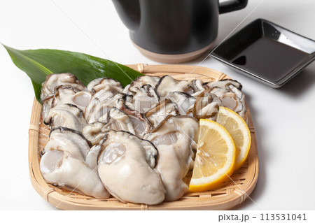 笊に盛った生牡蠣 113531041
