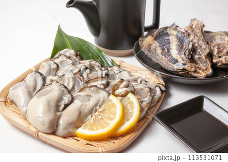 笊に盛った生牡蠣 113531071