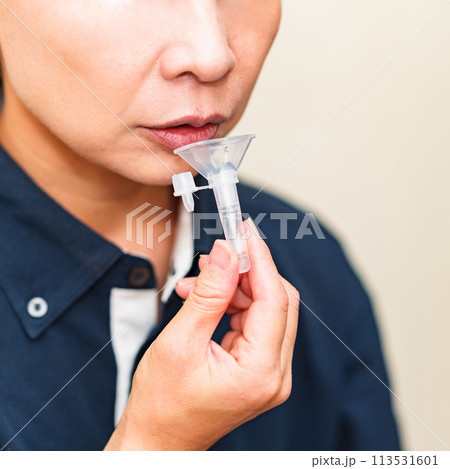 唾液 で 遺伝子 の 解析 をする【 ゲノム医療 の イメージ 】 113531601