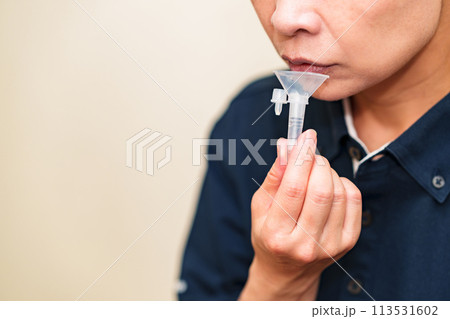 唾液 で 遺伝子 の 解析 をする【 ゲノム医療 の イメージ 】 唾液 で 遺伝子 の 解析 をする【 ゲノム医療 の イメージ 】 113531602