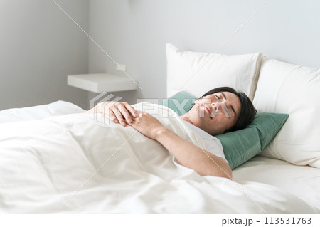 寝室で良質な睡眠・熟睡・快眠する男性（睡眠・眠る・昼寝） 113531763