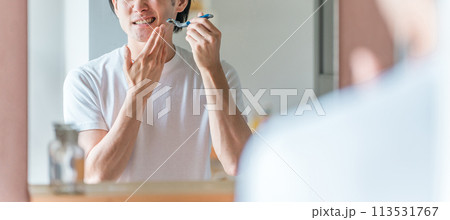 洗面所で髭を剃る若いアジア人男性(カミソリ負け・肌トラブル) 洗面所で髭を剃る若いアジア人男性(カミソリ負け・肌トラブル) 113531767