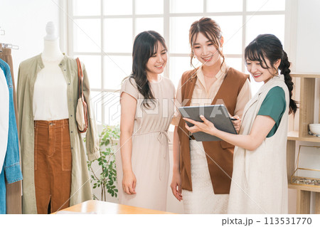 テキスタイルデザイナー・ファッションデザイナー・パタンナー・スタイリスト・アパレルの仕事をする女性達 テキスタイルデザイナー・ファッションデザイナー・パタンナー・スタイリスト・アパレルの仕事をする女性達 113531770