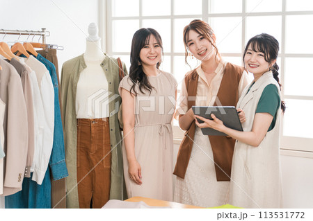 テキスタイルデザイナー・ファッションデザイナー・パタンナー・スタイリスト・アパレルの仕事をする女性達 113531772