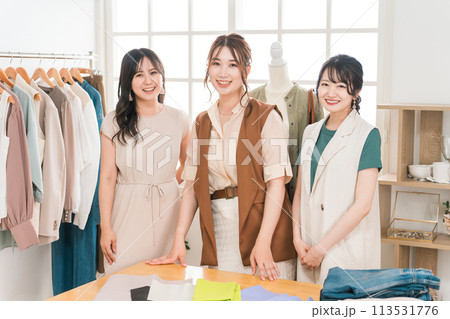 テキスタイルデザイナー・ファッションデザイナー・パタンナー・スタイリスト・アパレルの仕事をする女性達 テキスタイルデザイナー・ファッションデザイナー・パタンナー・スタイリスト・アパレルの仕事をする女性達 113531776