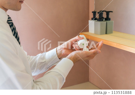 朝洗面所でスキンケア・フェイスケアするスーツ姿の男性(乳液・クリーム・保湿・身じたく・肌ケア) 朝洗面所でスキンケア・フェイスケアするスーツ姿の男性(乳液・クリーム・保湿・身じたく・肌ケア) 113531888