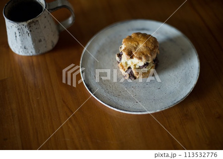 ホットコーヒーとおやつのチョコスコーン 113532776
