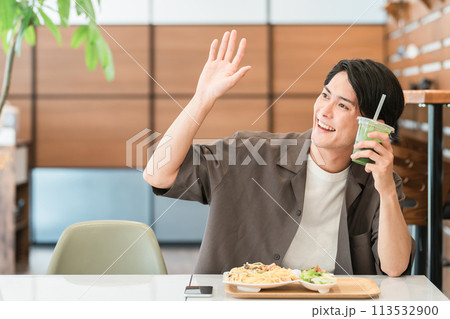カフェ・学食・社員食堂・飲食店・レストランで食事をする男性 113532900