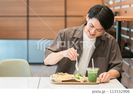 カフェでランチ・パスタを食べる若いアジア人男性 カフェでランチ・パスタを食べる若いアジア人男性 113532906
