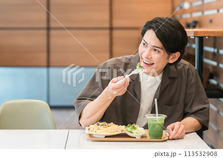 カフェでランチ・パスタを食べる若いアジア人男性 113532908