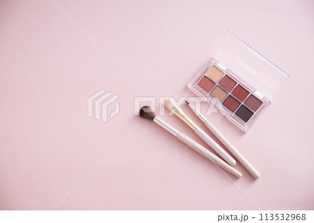 アイシャドウパレットとメイクブラシ 113532968