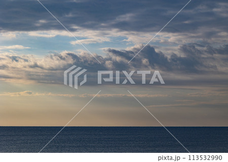 早朝の水平線の上に浮かぶ幻想的な雲、穏やかな一日を予感させました 早朝の水平線の上に浮かぶ幻想的な雲、穏やかな一日を予感させました 113532990