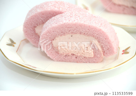 食器にのったいちごロール 113533599