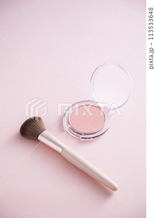 メイクブラシとチーク 113533648