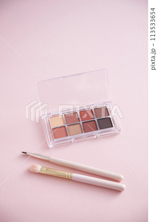 アイシャドウパレットとメイクブラシ 113533654