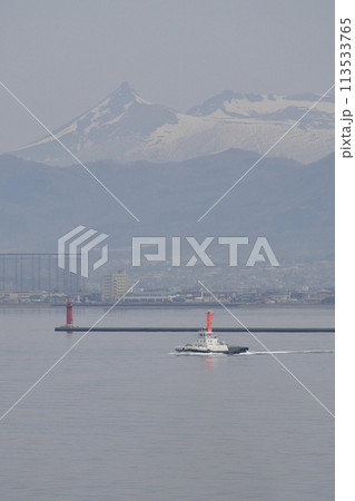 春霞の北海道函館市函館湾でクルーズ船を迎えに行くタグボートの風景を撮影 春霞の北海道函館市函館湾でクルーズ船を迎えに行くタグボートの風景を撮影 113533765